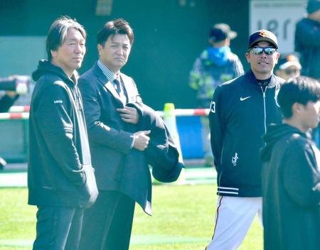 　並んで話す（左から）松井秀喜臨時コーチ、高橋由伸氏、阿部監督（撮影・西岡正）