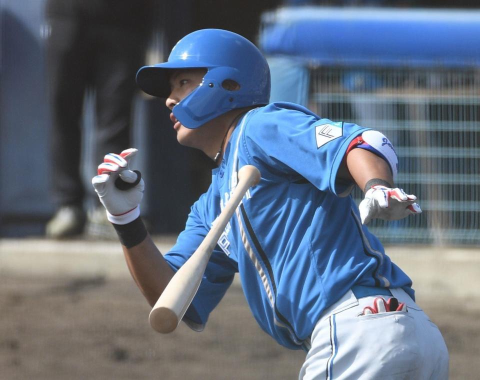 　５回、野村は中前に２点適時打を放つ（撮影・佐々木彰尚）