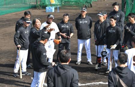 　２軍選手の前で訓示する松井臨時コーチ（左から２人目）＝撮影・西岡正