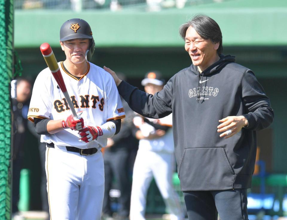 　笑顔を浮かべ、坂本（左）の肩を軽くたたく松井臨時コーチ（撮影・西岡正）