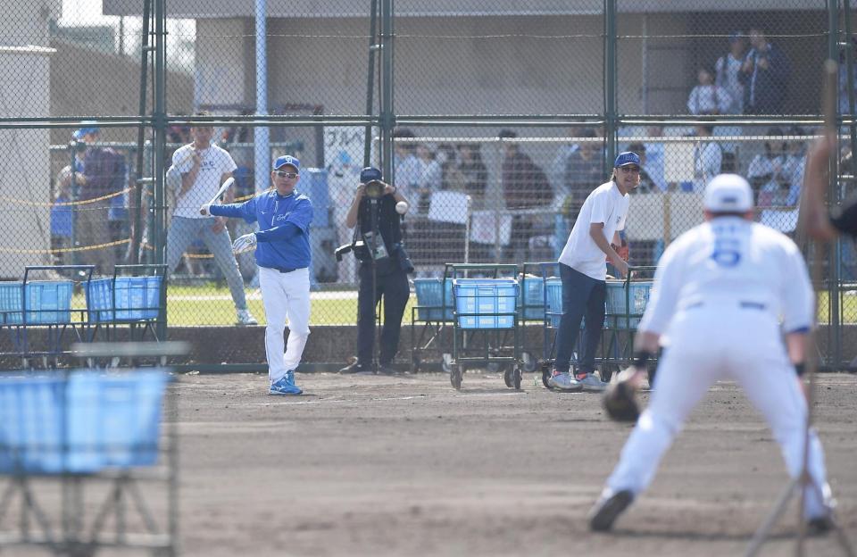 　サブグラウンドで中田（右手前）にノックをする立浪監督（撮影・開出牧）