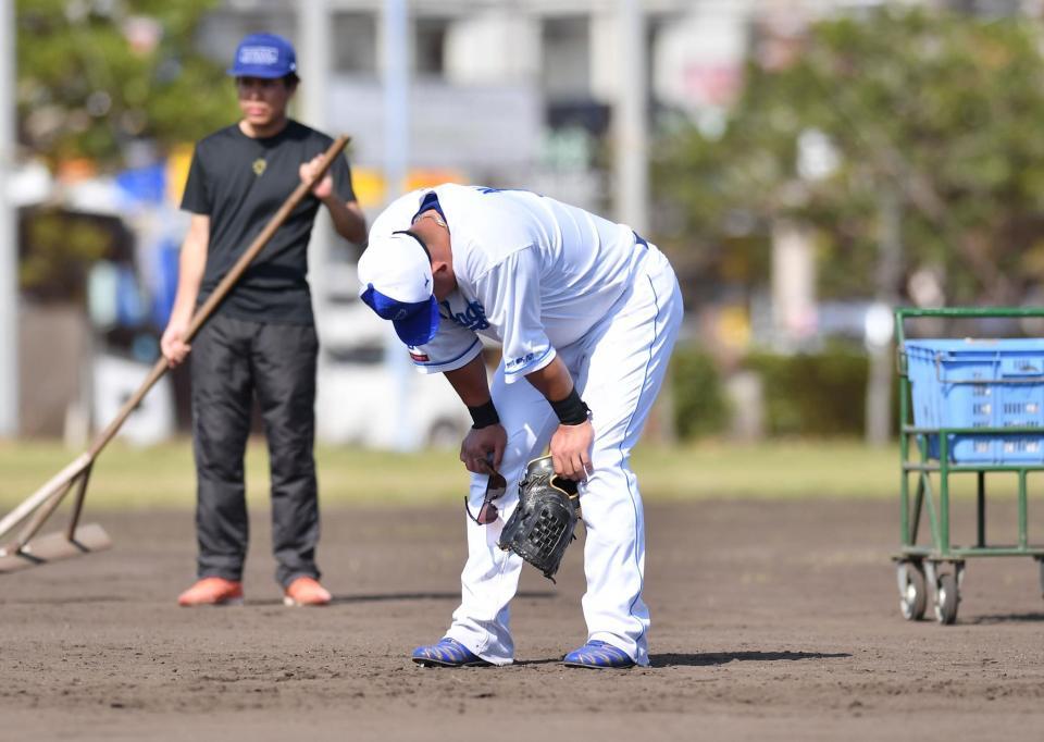 　サブグラウンドで立浪和義監督からノックを受け膝に手をつく中田（撮影・開出牧）