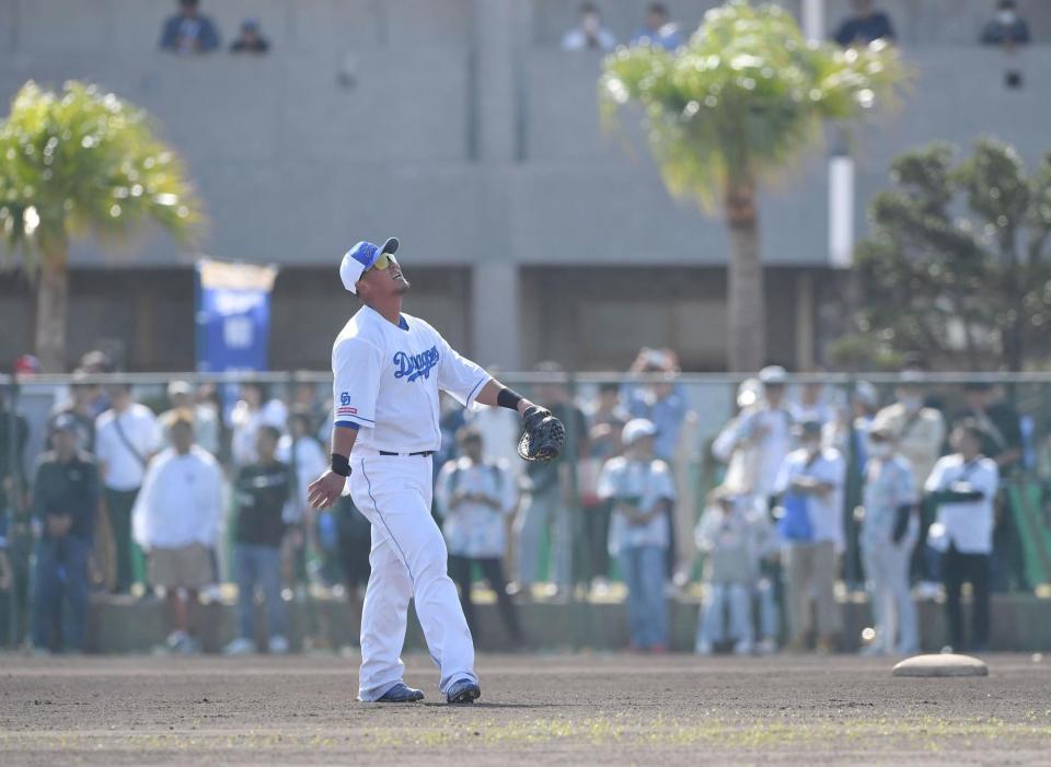 　大勢の観客が見守るサブグラウンドで立浪和義監督からノックを受け、苦しそうな表情の中日・中田翔（撮影・開出牧）