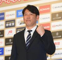 　フォトセッションでガッツポーズをする井端監督（撮影・堀内翔）