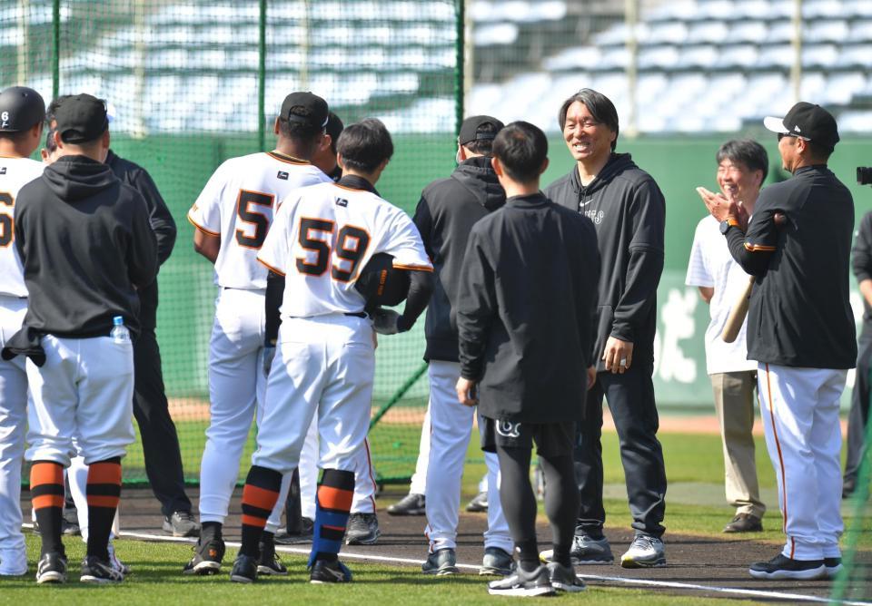 　打撃練習中、ナインを集めて話す松井臨時コーチ（右から３人目）＝撮影・西岡正