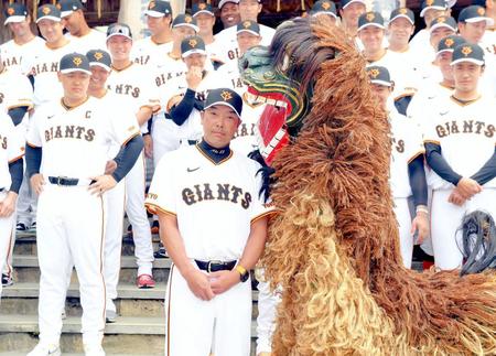 　獅子にかまれても冷静沈着な阿部監督（撮影・佐藤厚）