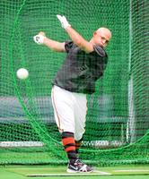 　室内練習場で打撃練習をするオドーア（撮影・佐藤厚）