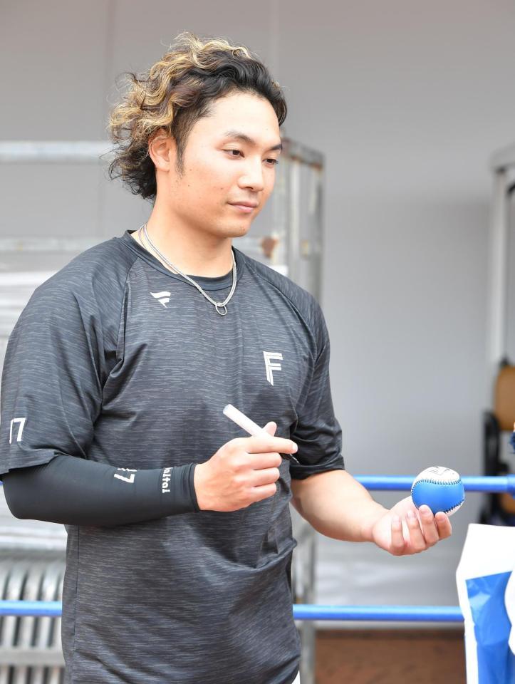 　ファンのサインと写真撮影に応じる伊藤（撮影・持木克友）