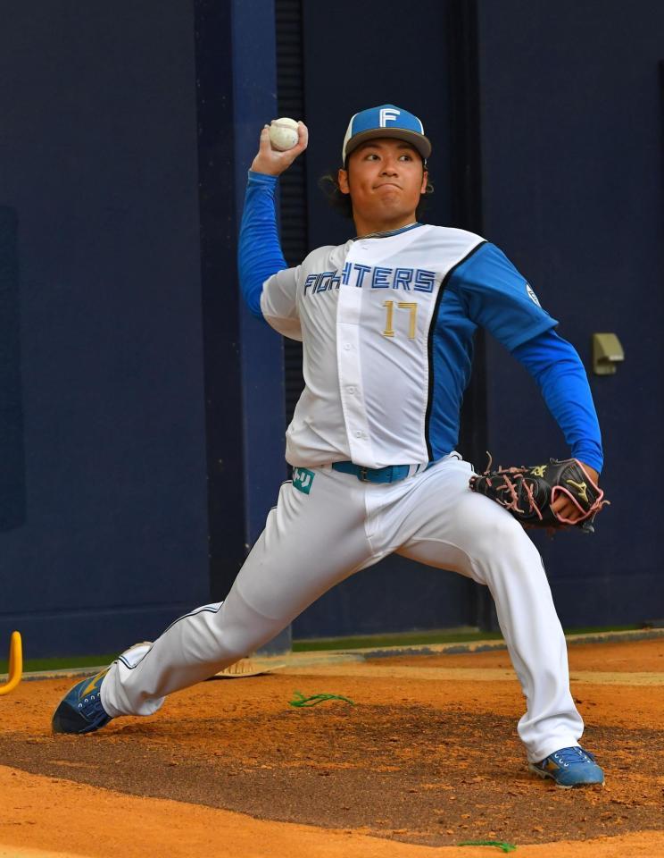 　ブルペンで投げ込む伊藤（撮影・持木克友）