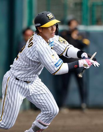 　楽天との練習試合で適時打を放つ阪神・梅野＝宜野座