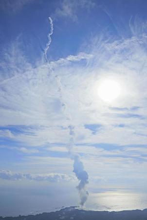 　鹿児島県の種子島宇宙センターから打ち上げられた、Ｈ３ロケット２号機が残した白煙（共同通信社ヘリから）