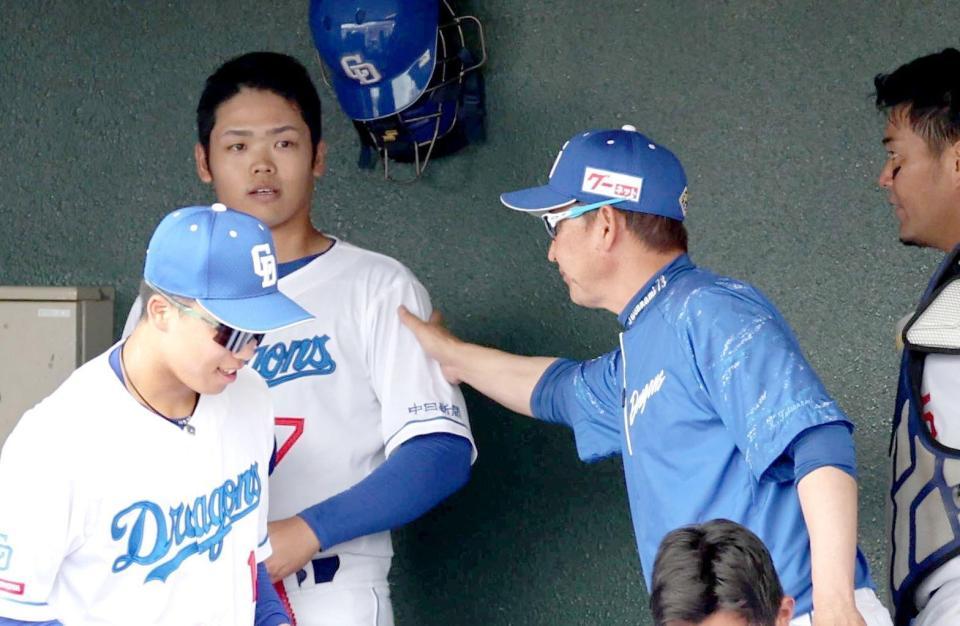 　３回パーフェクトで立浪監督のねぎらいを受ける根尾（撮影・金田祐二）