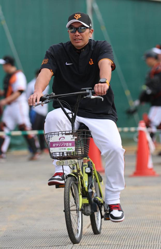 　施設内を自転車で移動する阿部監督