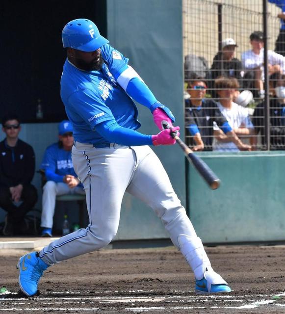 日本ハム・レイエスの“来日1号” バズーカ砲ポーズは「僕のアイデ