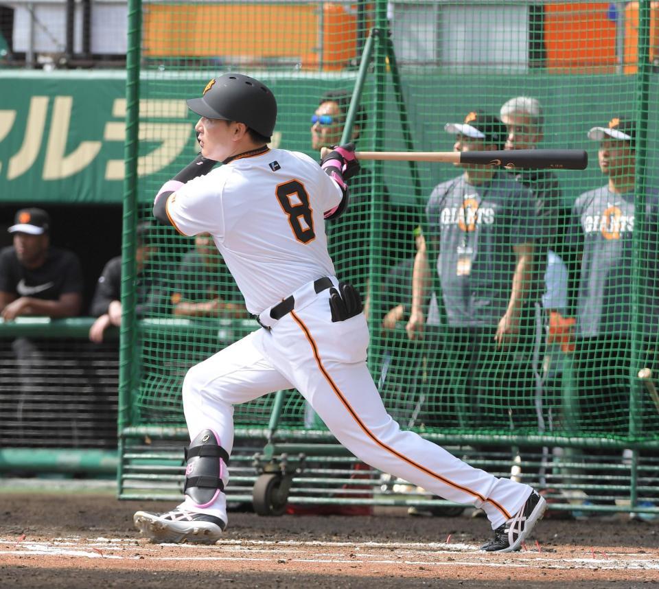 　丸はシート打撃で右越え本塁打を放つ（撮影・佐藤厚）
