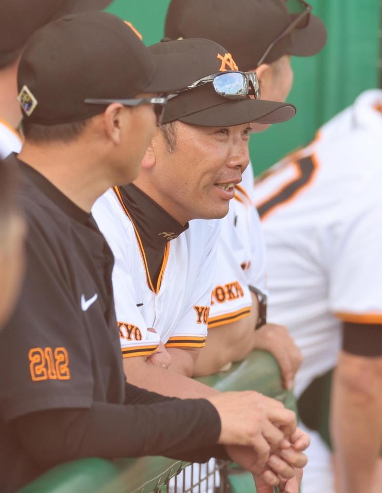 　９回、ベンチで笑顔を見せる阿部監督