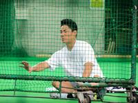 　休日返上練習を行い、松本直の練習中に打撃投手へサインを出す中村
