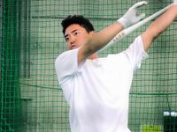 　休日返上で打撃練習を行った中村