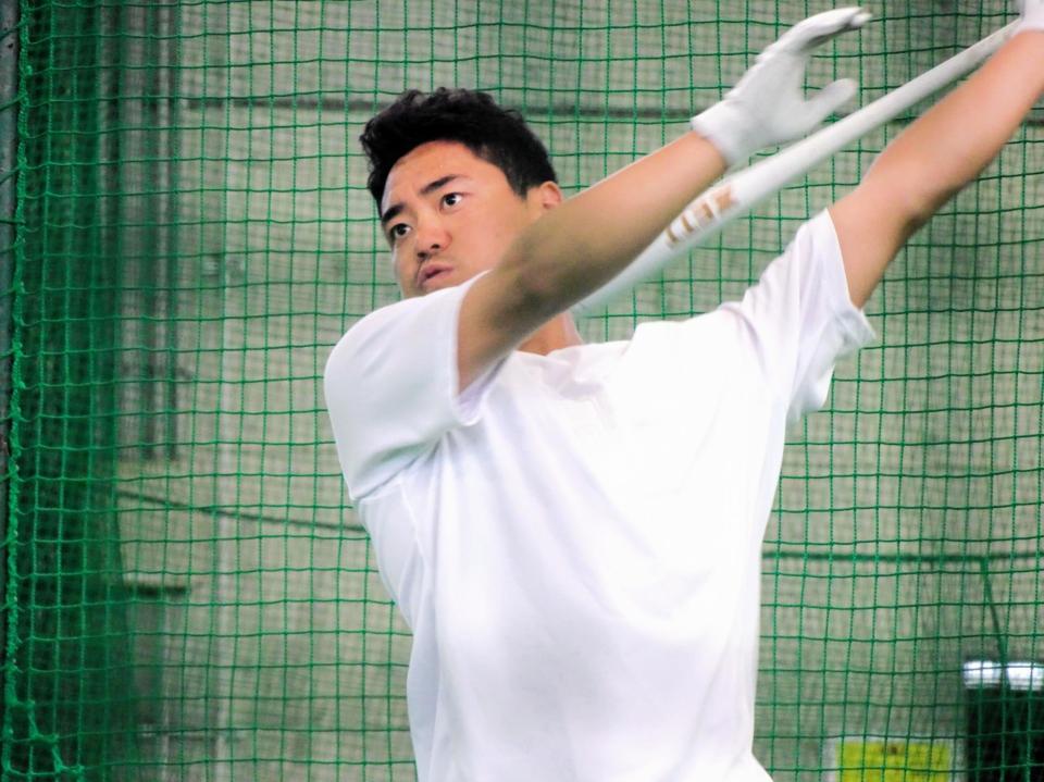 　休日返上で打撃練習を行った中村