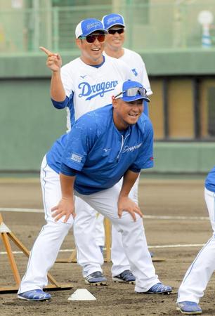 　練習中、笑顔が絶えない中田（手前）と中島（撮影・佐藤厚）
