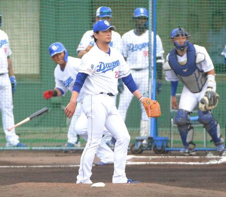 　涌井（中）はシート打撃で中田（左）に左前安打を打たれる（撮影・佐藤厚）