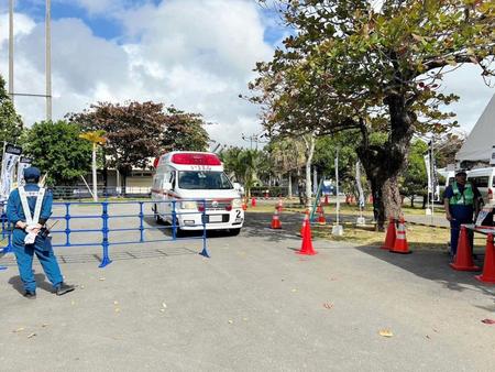 　糸満市西崎総合運動公園野球場に到着した救急車