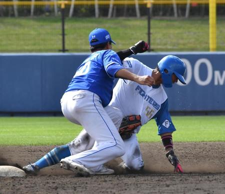 　５回、二塁に滑り込んだ際にサムソンのキム・ホの顔面に細川の肘が当たってしまう（撮影・持木克友）