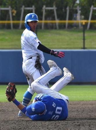 　５回、二塁に滑り込んだ際にキム・ホの顔面に細川の肘が当たり倒れ込む（撮影・持木克友）