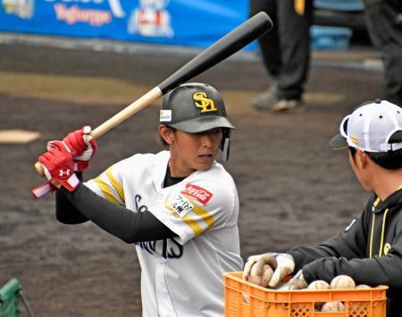 　昼食時に打撃練習するソフトバンク・今宮＝宮崎