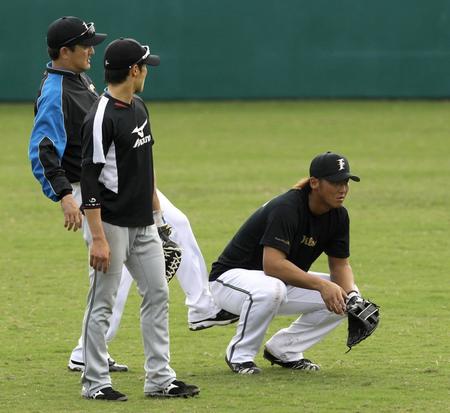 　紅白戦後の守備練習でしゃがんでいた中田は清水コーチから立たされる＝２０１０年