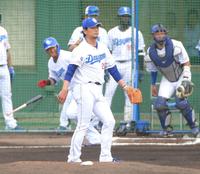 　涌井（中）はシート打撃で中田（左）に左前安打を打たれる（撮影・佐藤厚）