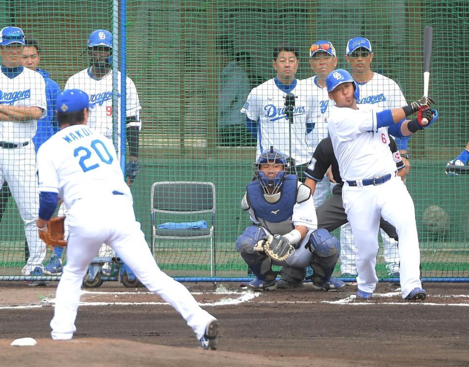 　ビシエドに続いて２番目に打席に立った中田（右）はシート打撃で涌井から左前安打を放つ（撮影・佐藤厚）