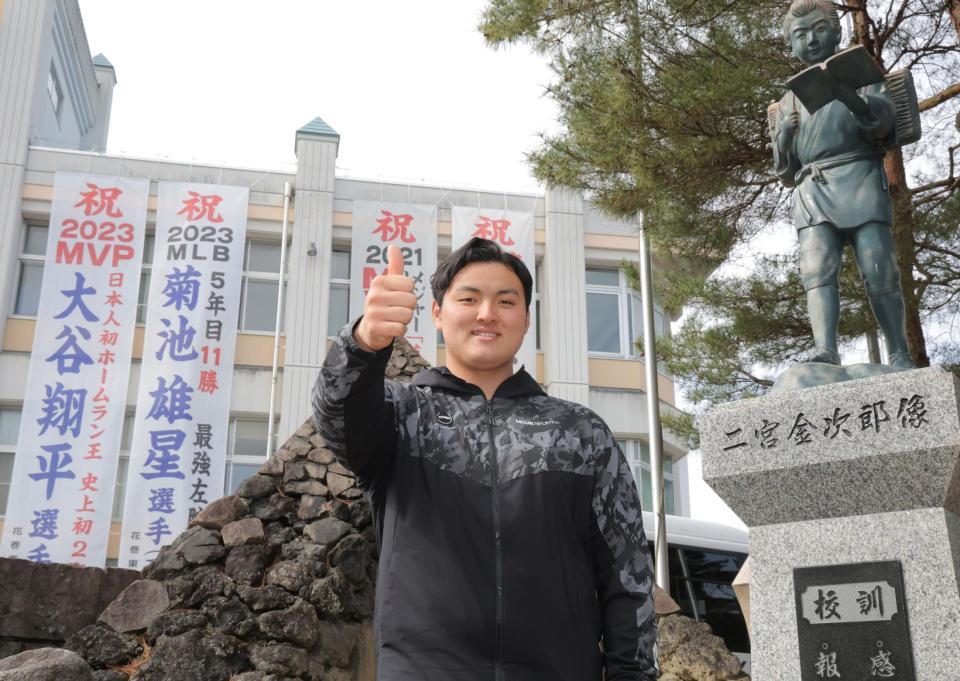 　校舎の前で笑顔を見せる花巻東・佐々木麟太郎（撮影・吉澤敬太）