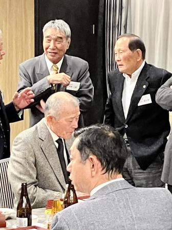 昨年開催されたＯＢ会で長池さんのテーブルにやってきた山口さん（右）