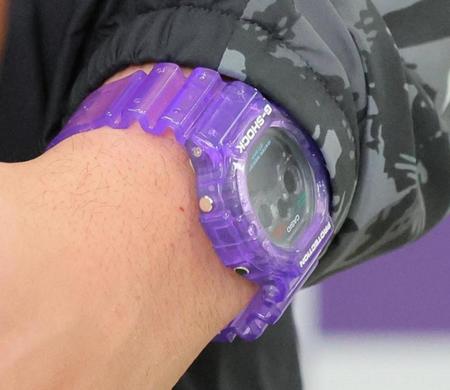 　母校のカラーと同じ紫色の腕時計をして登場した花巻東・佐々木麟太郎（撮影・吉澤敬太）
