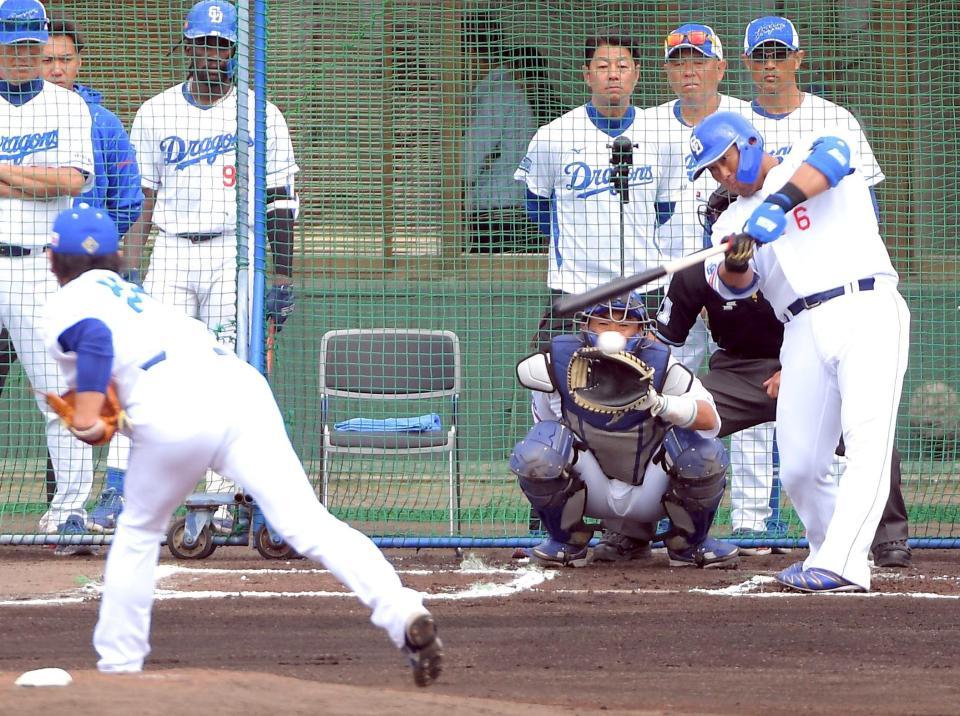 　中田（右）はシート打撃で涌井から左前安打を放つ（撮影・佐藤厚）