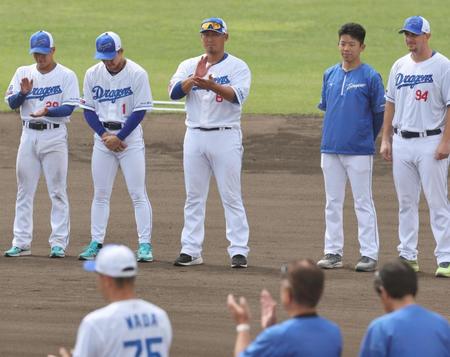 　キャンプを打ち上げ拍手する中田（撮影・金田祐二）