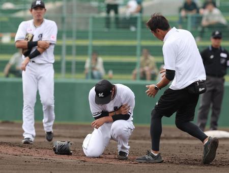 　４回、投球中に左腕を骨折しうずくまる本前＝２０日