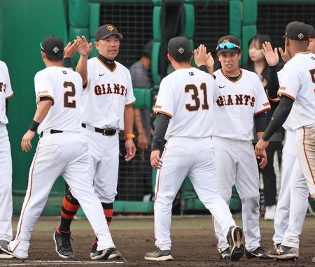 　ナインを迎え勝利のタッチを交わす阿部監督（左から２人目）＝撮影・立川洋一郎