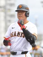 　１回、岡本和は右前に先制適時安打を放つ（撮影・佐藤厚）