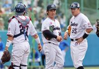 　２回、マウンドで渋い表情の小川（中）＝撮影・金田祐二