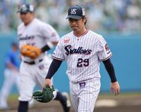 　ＤｅＮＡ打線につかまり厳しい表情でベンチに戻る小川（撮影・金田祐二）