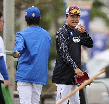 楽天・田中将が実戦初登板で１回無失点　最速は１４１キロ　中田との対戦では笑みも