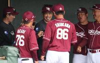 　対外試合初勝利を祝福する今江監督ら（撮影・金田祐二）