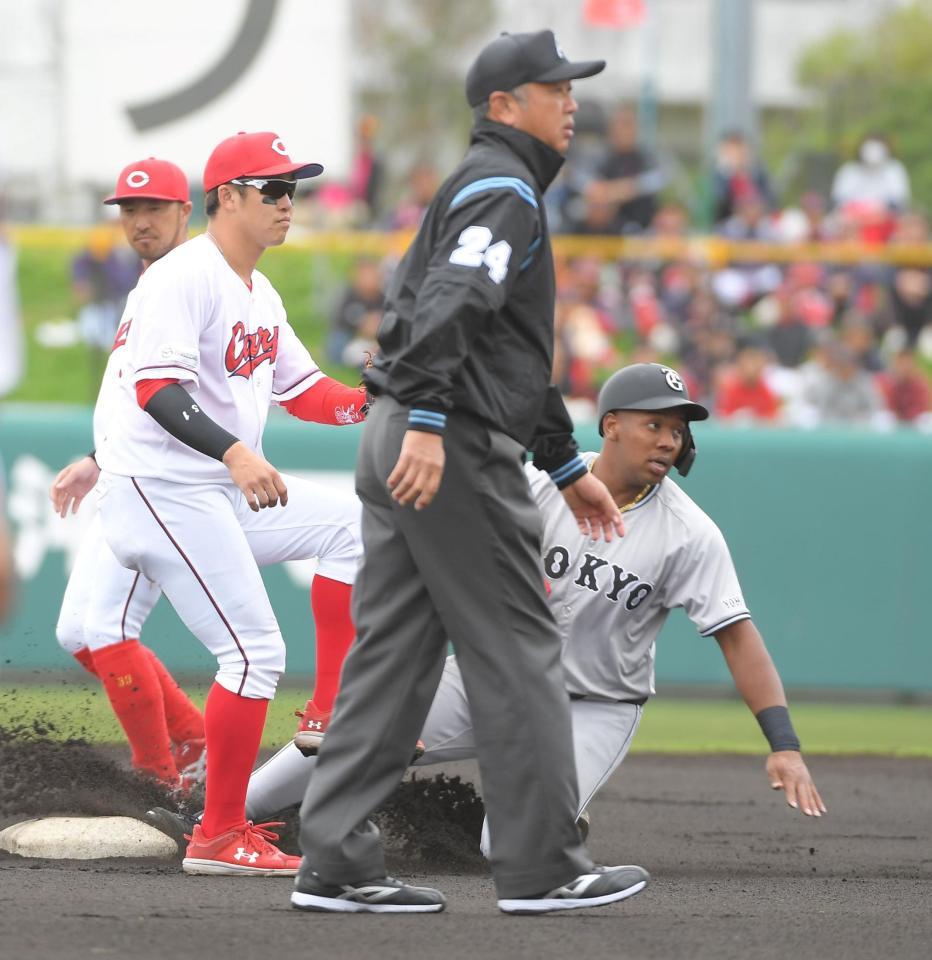 　１回、オコエ（右）は遊撃内野安打で出塁し、二塁盗塁に成功（撮影・佐藤厚）