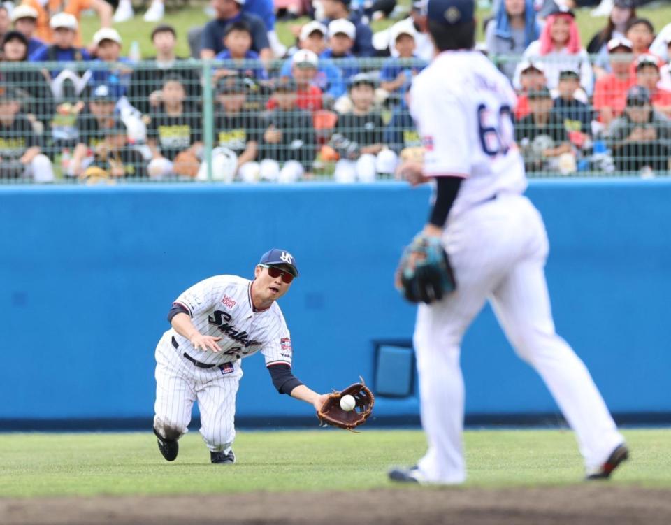 　２回、野口の打球を捕る青木（撮影・田中太一）