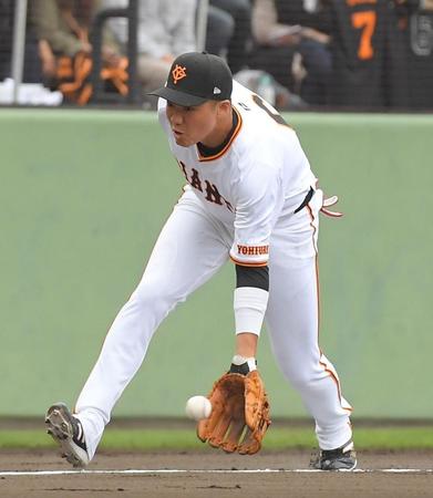 巨人・坂本勇人　本格コンバートの三塁で好守ドラ１・西舘を援護、スタンドの観客も拍手喝采