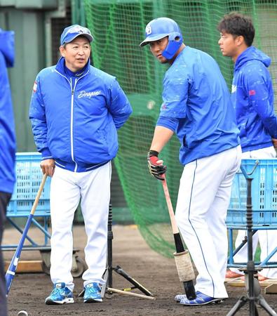 　ケージの前で立浪監督（左）から始動を受ける中田（撮影・持木克友）