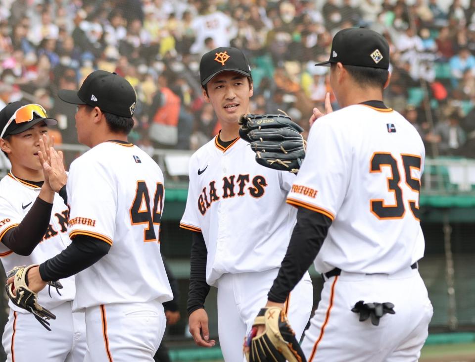 　笑顔を見せる西舘（中央）