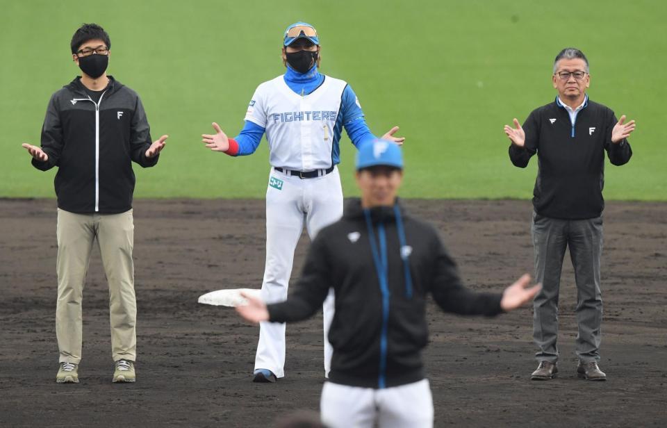 　一本締めで春季キャンプを打ち上げる新庄監督（撮影・市尻達拡）